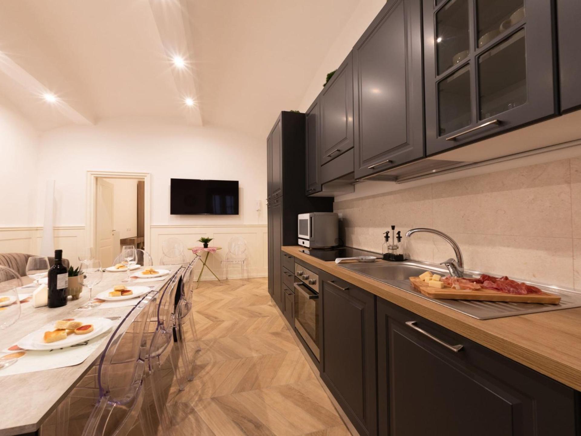 The Best Rent - Elegant Five-Bedrooms Apartment Near Colosseo Rome Buitenkant foto