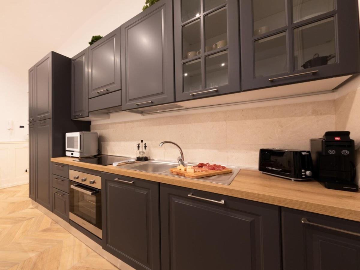 The Best Rent - Elegant Five-Bedrooms Apartment Near Colosseo Rome Buitenkant foto